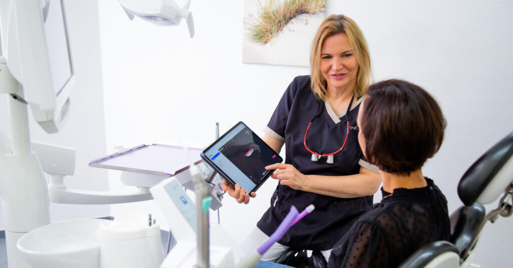 Zahnärztin Sabine Kliebisch zeigt Patientin den Scan eines Gebisses | Zahnarzt in Kassel