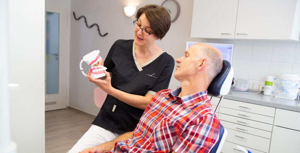 Zahnarzthelferin mit Patient | Zahnarzt in Kassel